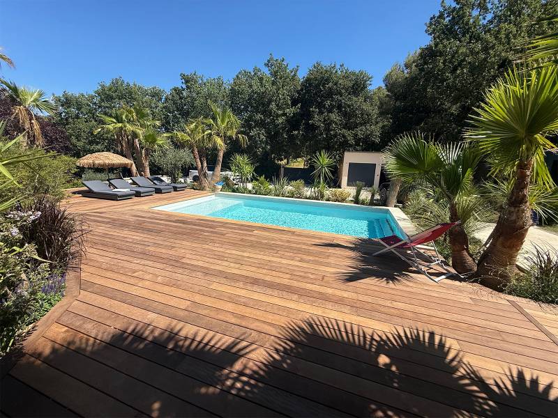 PISCINE COQUE POLYESTER AVEC PLAGE MODÈLE NOUMÉA