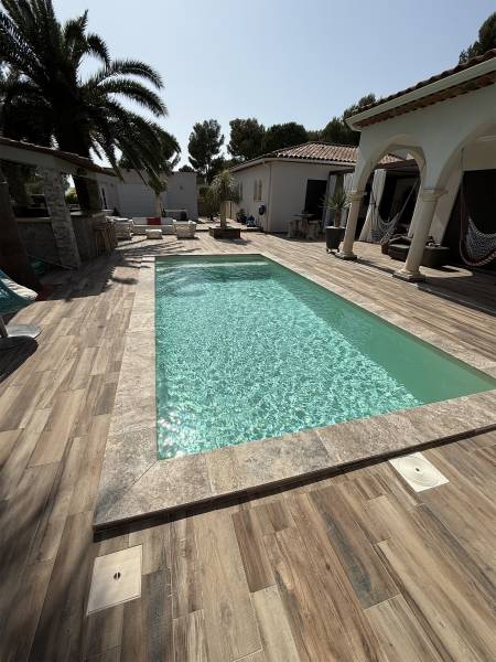 NOUVELLE PISCINE COQUE POLYESTER AVEC PLAGE ET ESCALIER D'ANGLE MODÈLE VICTORIA