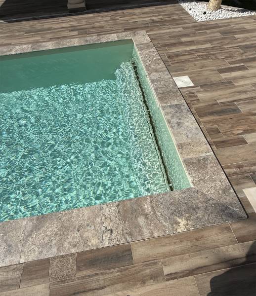 PISCINE COQUE POLYESTER AVEC COUVERTURE AUTOMATIQUE IMMERGÉE EN FOND MODÈLE VICTORIA