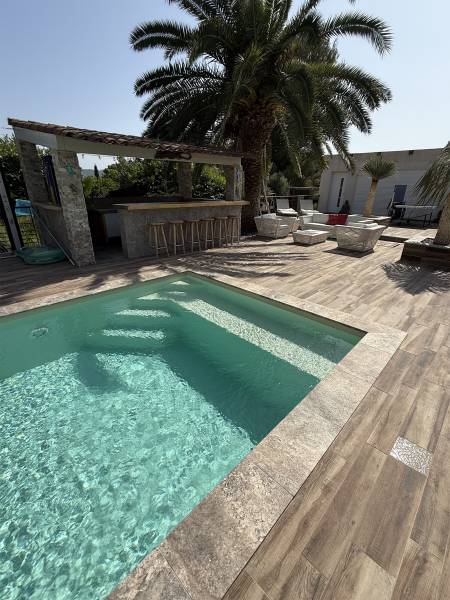 PISCINE COQUE POLYESTER AVEC COUVERTURE AUTOMATIQUE IMMERGÉE EN FOND MODÈLE VICTORIA