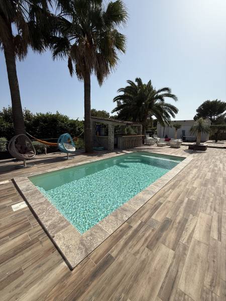 NOUVELLE PISCINE COQUE POLYESTER AVEC PLAGE ET ESCALIER D'ANGLE MODÈLE VICTORIA