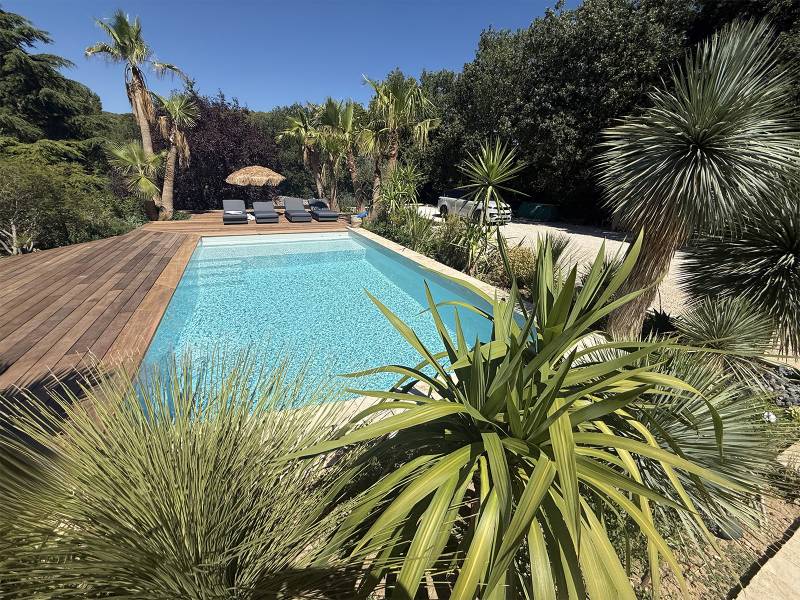 PISCINE COQUE POLYESTER AVEC PLAGE MODÈLE NOUMÉA