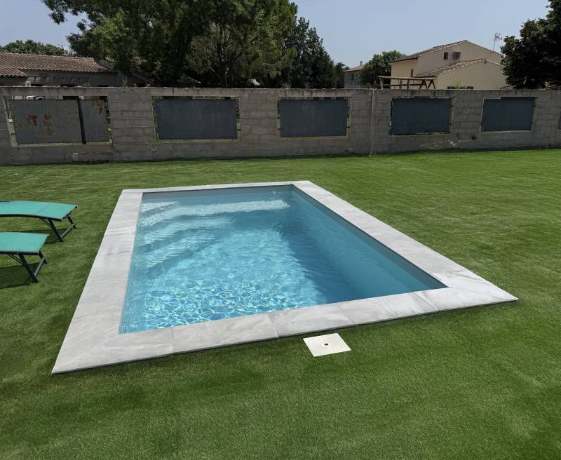 NOUVELLE PISCINE COQUE POLYESTER DE MOINS DE 10M2 À FOND PLAT AVEC ESCALIER D'ANGLE MODÈLE TANNA