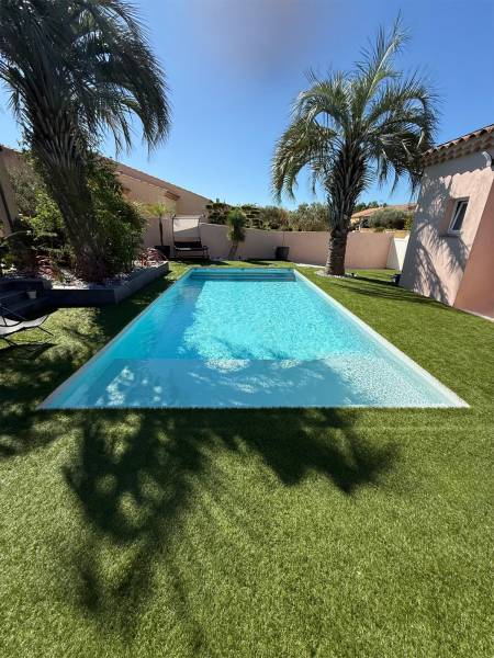 PISCINE COQUE POLYESTER AVEC PLAGE MODÈLE SAMOA
