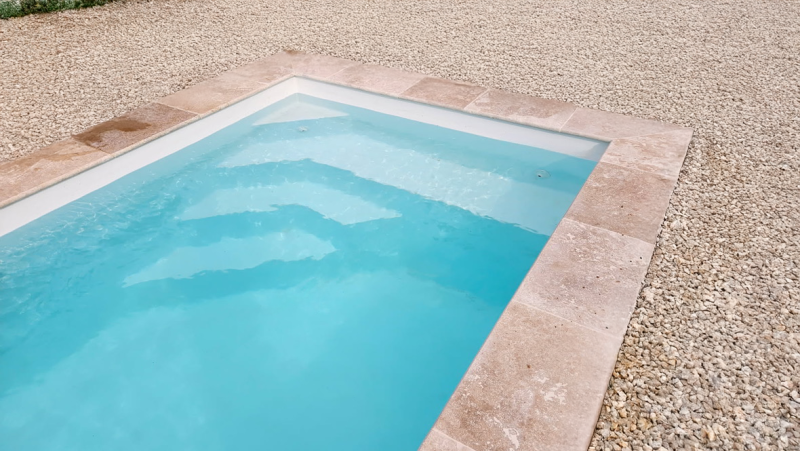 NOUVELLE PISCINE COQUE POLYESTER DE MOINS DE 10M2 À FOND PLAT AVEC ESCALIER D'ANGLE MODÈLE TANNA