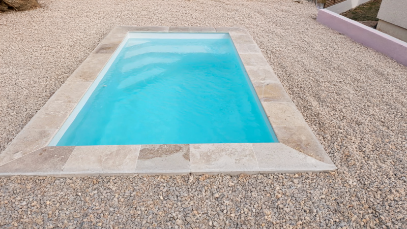 NOUVELLE PISCINE COQUE POLYESTER DE MOINS DE 10M2 À FOND PLAT AVEC ESCALIER D'ANGLE MODÈLE TANNA