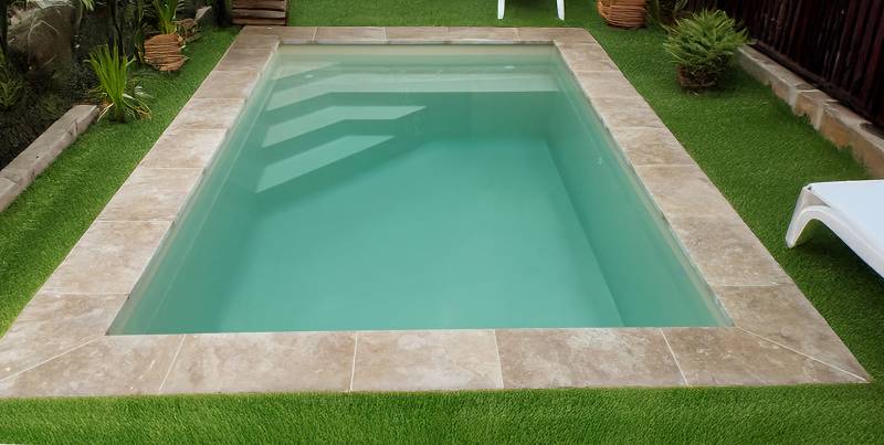 NOUVELLE PISCINE COQUE POLYESTER DE MOINS DE 10M2 À FOND PLAT AVEC ESCALIER D'ANGLE MODÈLE TANNA