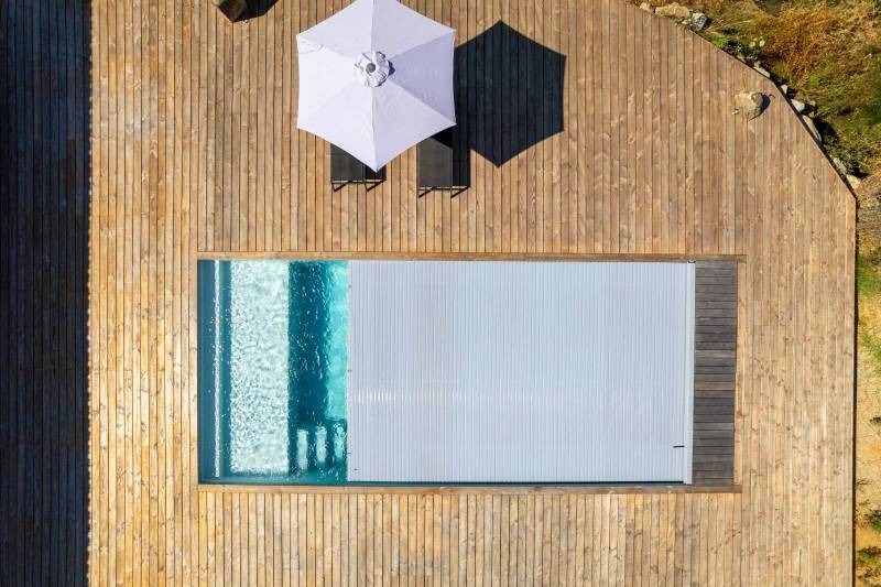 PISCINE COQUE POLYESTER AVEC COUVERTURE AUTOMATIQUE IMMERGÉE EN FOND MODÈLE TONGA