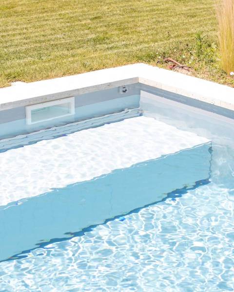 PISCINE COQUE POLYESTER AVEC COUVERTURE AUTOMATIQUE IMMERGÉE EN FOND MODÈLE TONGA