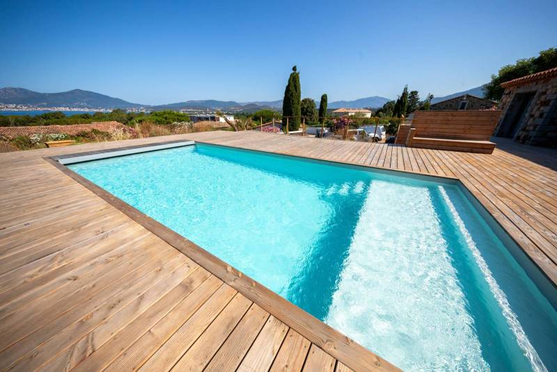 PISCINE COQUE POLYESTER AVEC COUVERTURE AUTOMATIQUE IMMERGÉE EN FOND MODÈLE TONGA