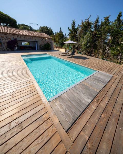 PISCINE COQUE POLYESTER AVEC COUVERTURE AUTOMATIQUE IMMERGÉE EN FOND MODÈLE TONGA