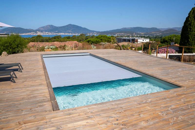 PISCINE COQUE POLYESTER AVEC COUVERTURE AUTOMATIQUE IMMERGÉE EN FOND MODÈLE TONGA