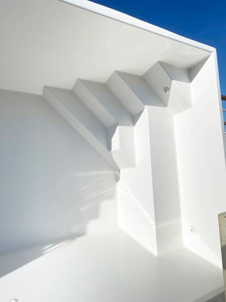 NOUVELLE PISCINE COQUE POLYESTER DE MOINS DE 10M2 À FOND PLAT AVEC ESCALIER D'ANGLE MODÈLE TANNA